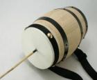 Tambour à friction, instrument de percussion typique à Noël