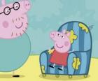 Peppa Pig assis dans le fauteuil ancien de son père