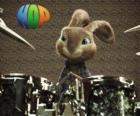 Le lapin Hop avec les baguettes à faire de la musique avec le batterie