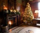 Belle cheminée décorée pour les fêtes de Noël