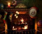Le feu allumé la veille de Noël avec des chaussettes suspendues
