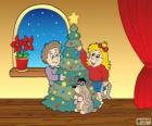 Enfants décorent l'arbre de Noël