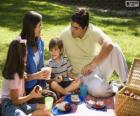 Famille ayant un pique-nique dans le parc