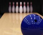 Bowling. Bal vers les quilles de bowling