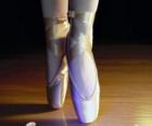 Les pieds d'une danseuse avec les pointes, les chaussures de ballet