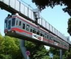 Monorail suspendu. Passagers du monorail profitant de la vue sur le champ de foire