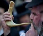 Homme jouant le shofar. Instrument de musique éolienne typique des fêtes juives