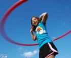 La jeune fille jouant au hula hoop, le cerceau tournant à la taille