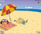 Dora sur la plage