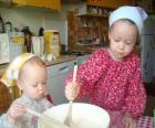 Les enfants en préparant un gâteau surprise comme un cadeau pour maman