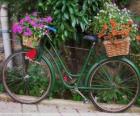 Vélo avec des paniers pleins de fleurs