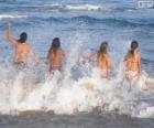 Filles se baigner dans la mer