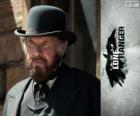 Latham Cole (Tom Wilkinson) dans le film Lone Ranger