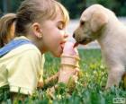 Fille et chien partage une crème glacée