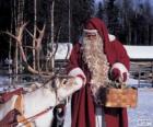 Père Noël donnant alimenter le renne