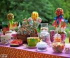 Table pleine de bonnes choses pour fêter un anniversaire