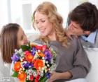 Maman recevant un bouquet de fleurs