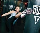 Combattant de Full contact ou kick boxing à le formation des coups sur le sac