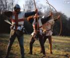 Archers, soldats médiévaux, armés d'un arc