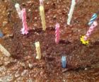 Gâteau au chocolat avec des bougies