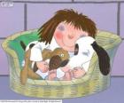 La petite princesse dort avec son chien Scruff et son ours en peluche