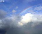 Arc-en-ciel entre nuages