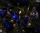 Boules bleues décorant un sapin de Noël