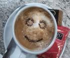 Café au lait avec un visage souriant pour commencer une bonne journée