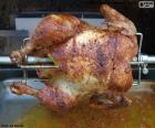 Poulet à l'ast ou un poulet rôti, cuit à la broche tournante