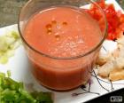 Verre de gazpacho accompagné de légumes et pain