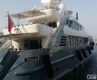 Grand yacht de luxe amarré dans le port