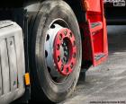 Roue avant d'un camion de taille moyenne