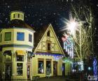 Rue avec des lumières de Noël