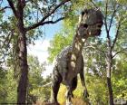 Grand dinosaure traversant la forêt