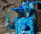 Couple avec un costumes bleu lumineux