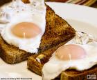 Deux toasts avec œufs sur le plat pour le petit déjeuner