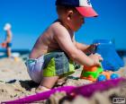 Un enfant qui joue sur la plage