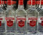 Bouteilles de Smirnoff, vodka de la origines russes. Il est l'un des plus vendus dans le monde