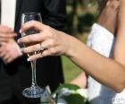 La mariée avec verre de champagne