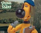 Bitzer avec un sifflet et une liste pour contrôler le troupeau de Shaun