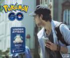 Un joueur de Pokémon GO détecte que le Pokémon est attaqué par un agresseur inconnu qui est étroite et essayer de le localiser