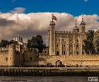 La tour de Londres, est un château historique sur la rive nord de la Tamise au centre de Londres