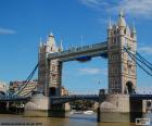 Le Tower Bridge, est un pont qui enjambe la Tamise à Londres