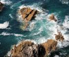 Ensemble de rochers dans la mer, le saut de vagues au-dessus d’eux