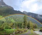 L’arche arc-en-ciel après un orage d’été