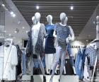 Mannequins dans un magasin