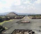 Vue sur la chaussée des Morts et la pyramide du soleil, depuis la pyramide de la Lune. Cité préhispanique de Teotihuacan, Mexique