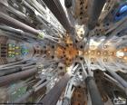 Plafond de la Sagrada Familia avec son spectaculaire dôme