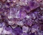 L’améthyste est une variété de macrocristalina de Quartz. Sa couleur violette peut être plus ou moins intense, selon la quantité de fer qui contient