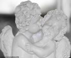 Deux anges de l’amour, deux petits amours baiser sur la joue